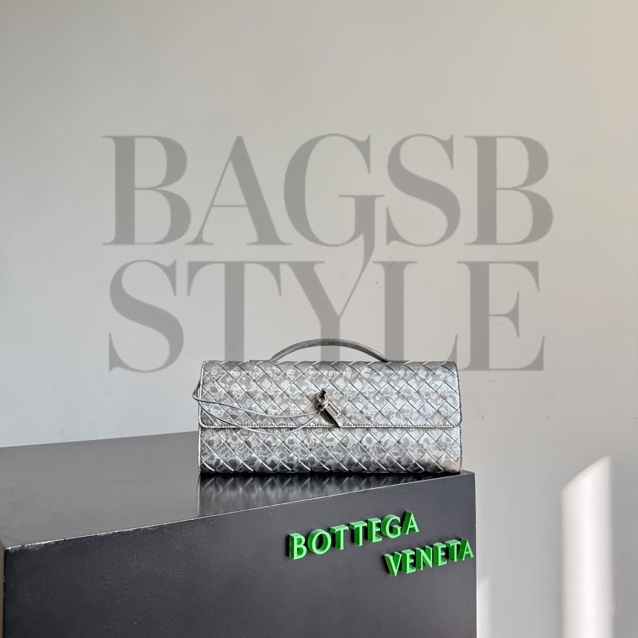 BOTTEGA VENETA ANDIAMO CLUTCH 741511V5XF18101 (31*13*3cm) — Bags