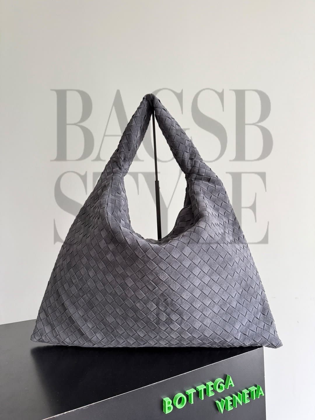 BOTTEGA VENETA LARGE HOOP 763970 (53 × 24 × 13 cm) — Bags