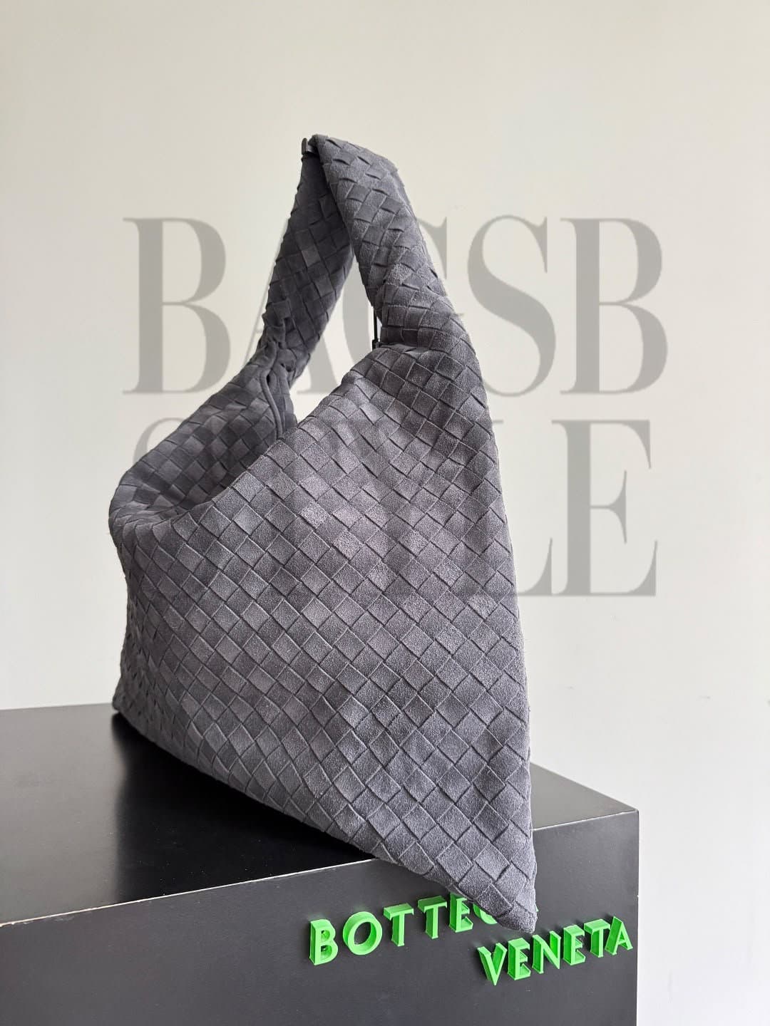 BOTTEGA VENETA LARGE HOOP 763970 (53 × 24 × 13 cm) — Bags