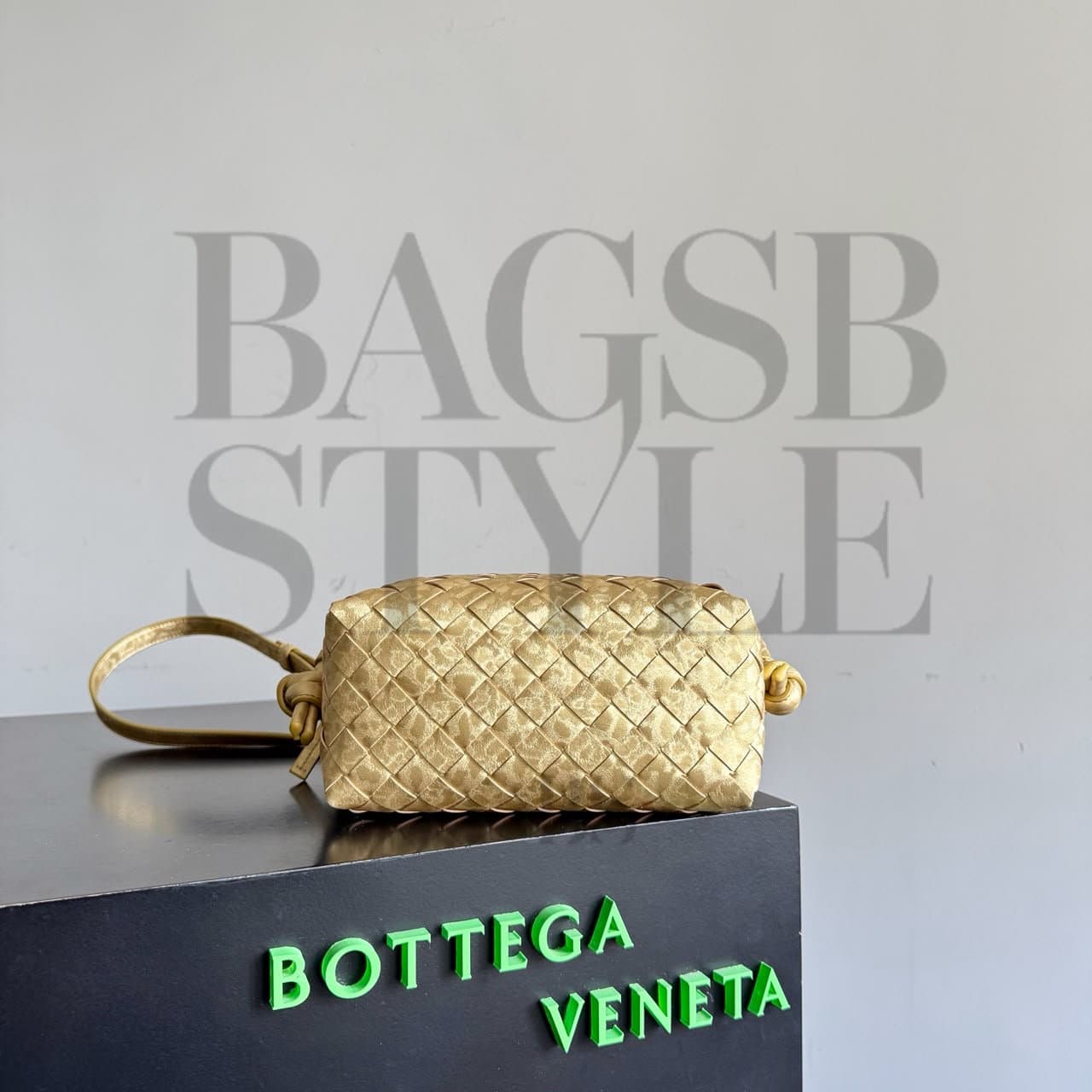 BOTTEGA VENETA LOOP TOP HANDLE 844285V5XF18472 (21*13*13cm) — Bags