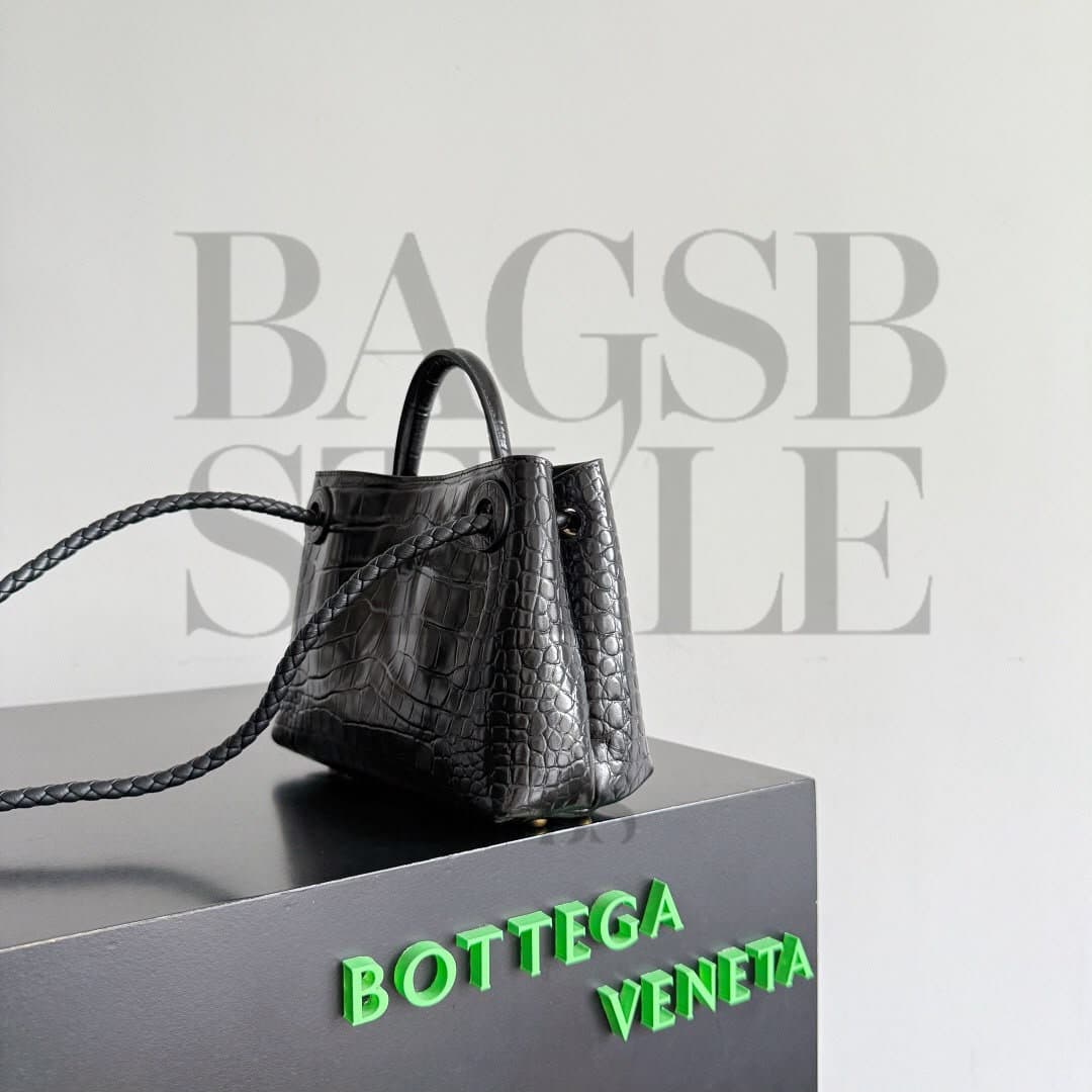 BOTTEGA VENETA MINI ANDIAMO CROCODILE LEATHER 777614 (22 × 15.5 × 9 cm) — Bags