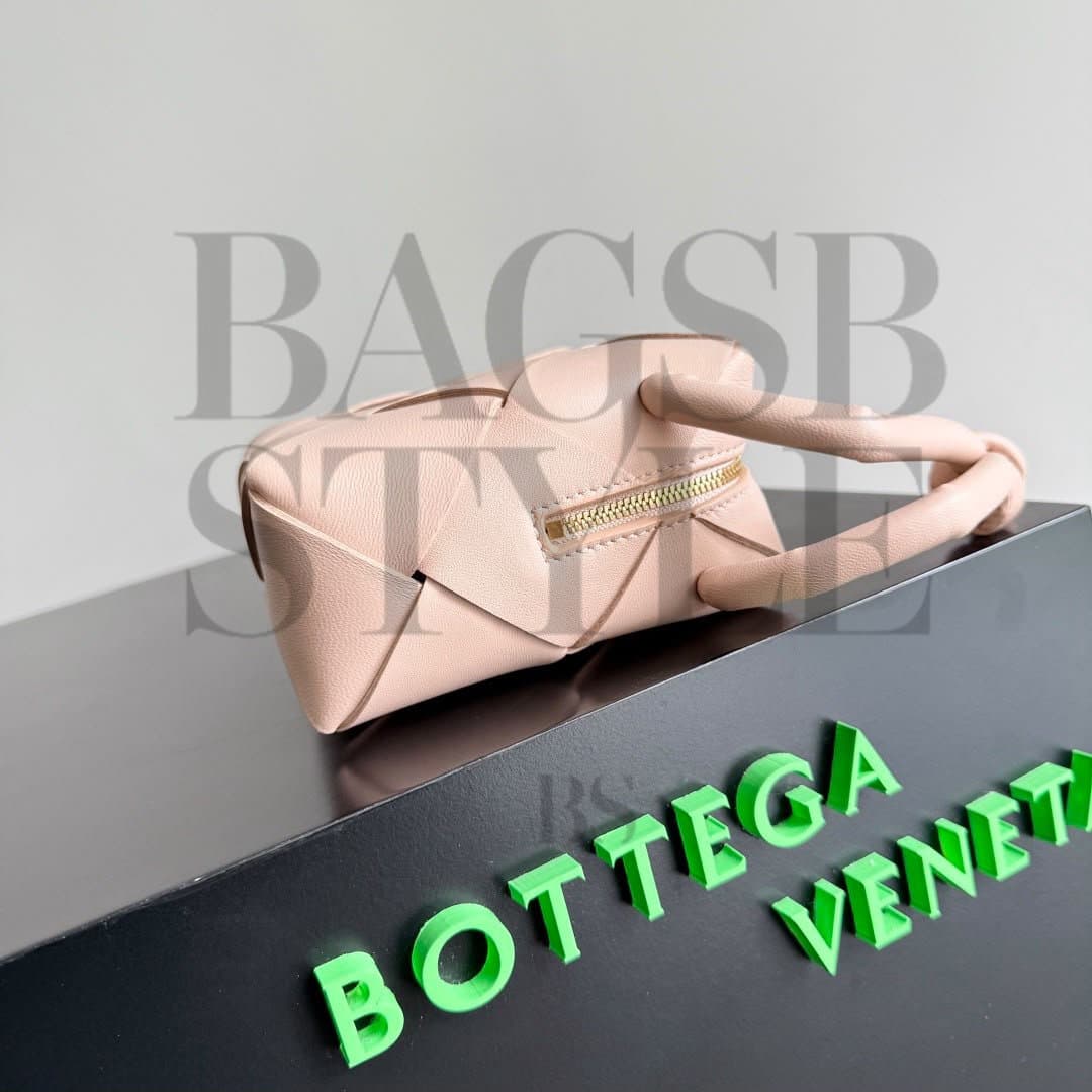 BOTTEGA VENETA MINI CAMERA BAG 701915VCQC26917 (14 × 14 × 7 cm) — Bags