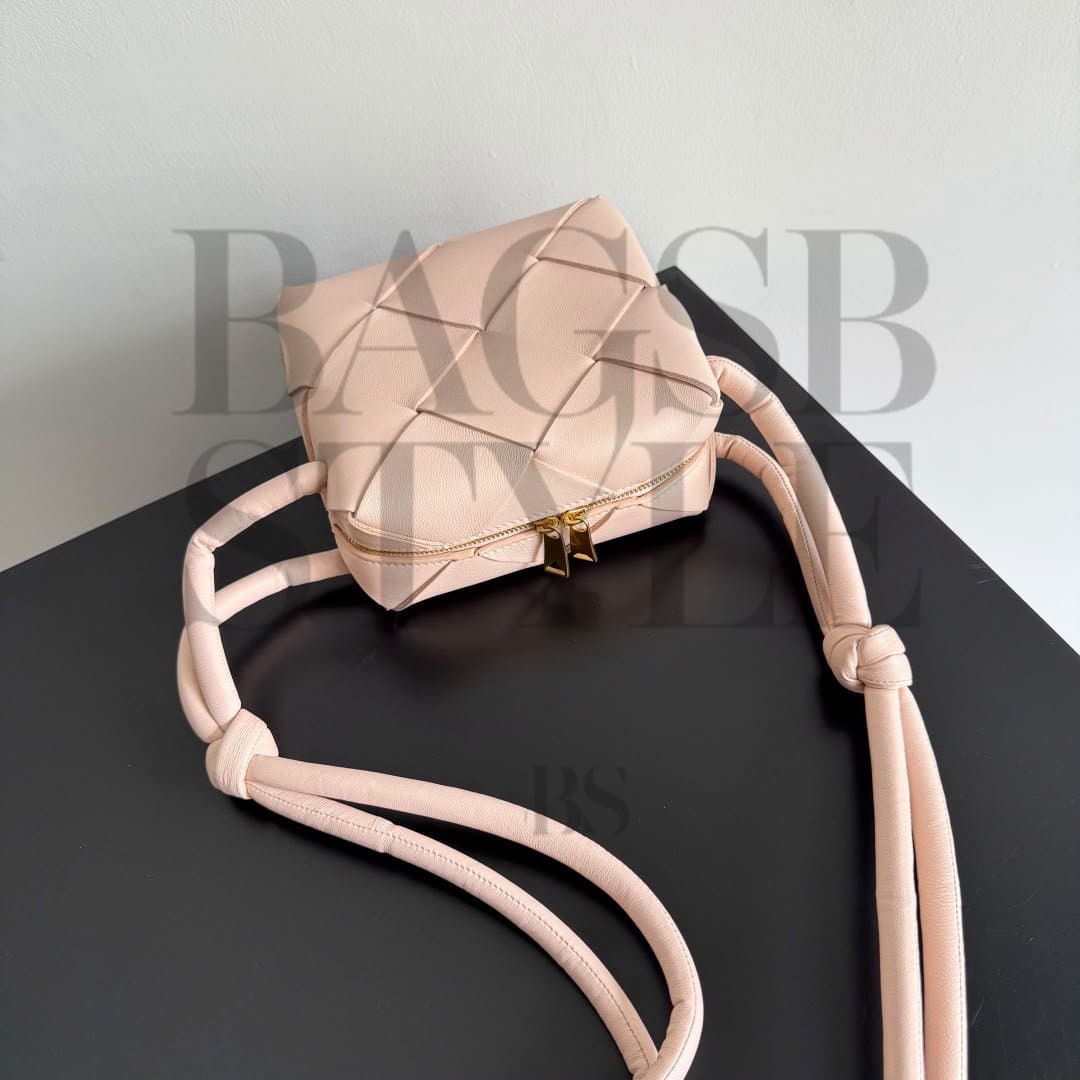 BOTTEGA VENETA MINI CAMERA BAG 701915VCQC26917 (14 × 14 × 7 cm) — Bags
