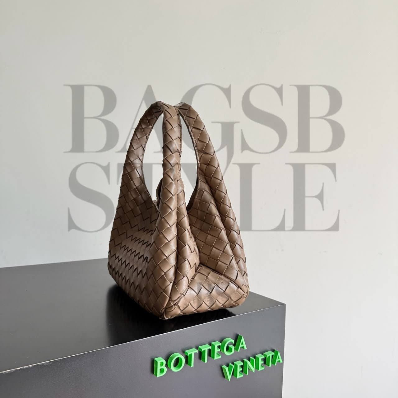 BOTTEGA VENETA SMALL CAMPANA 854248 (28*16*15cm) — Bags