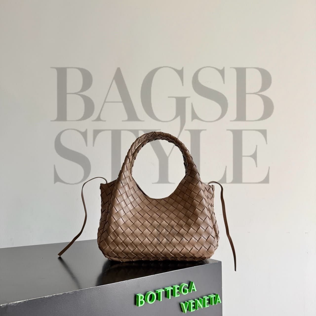 BOTTEGA VENETA SMALL CAMPANA 854248 (28*16*15cm) — Bags