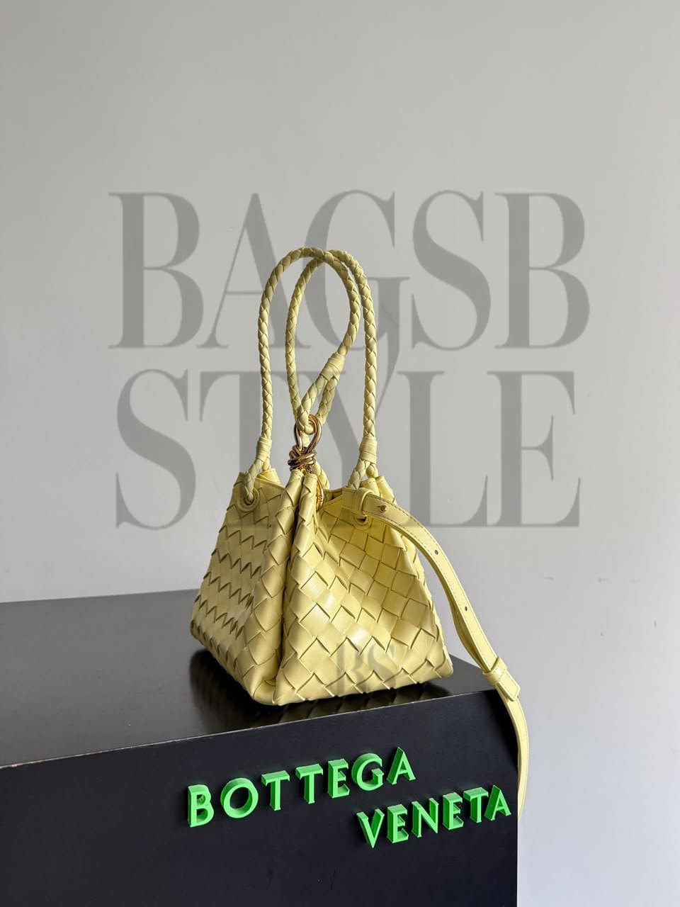 BOTTEGA VENETA SMALL PARACHUTE 796569VCPPT7258 (20 × 17 × 16.5 cm) — Bags