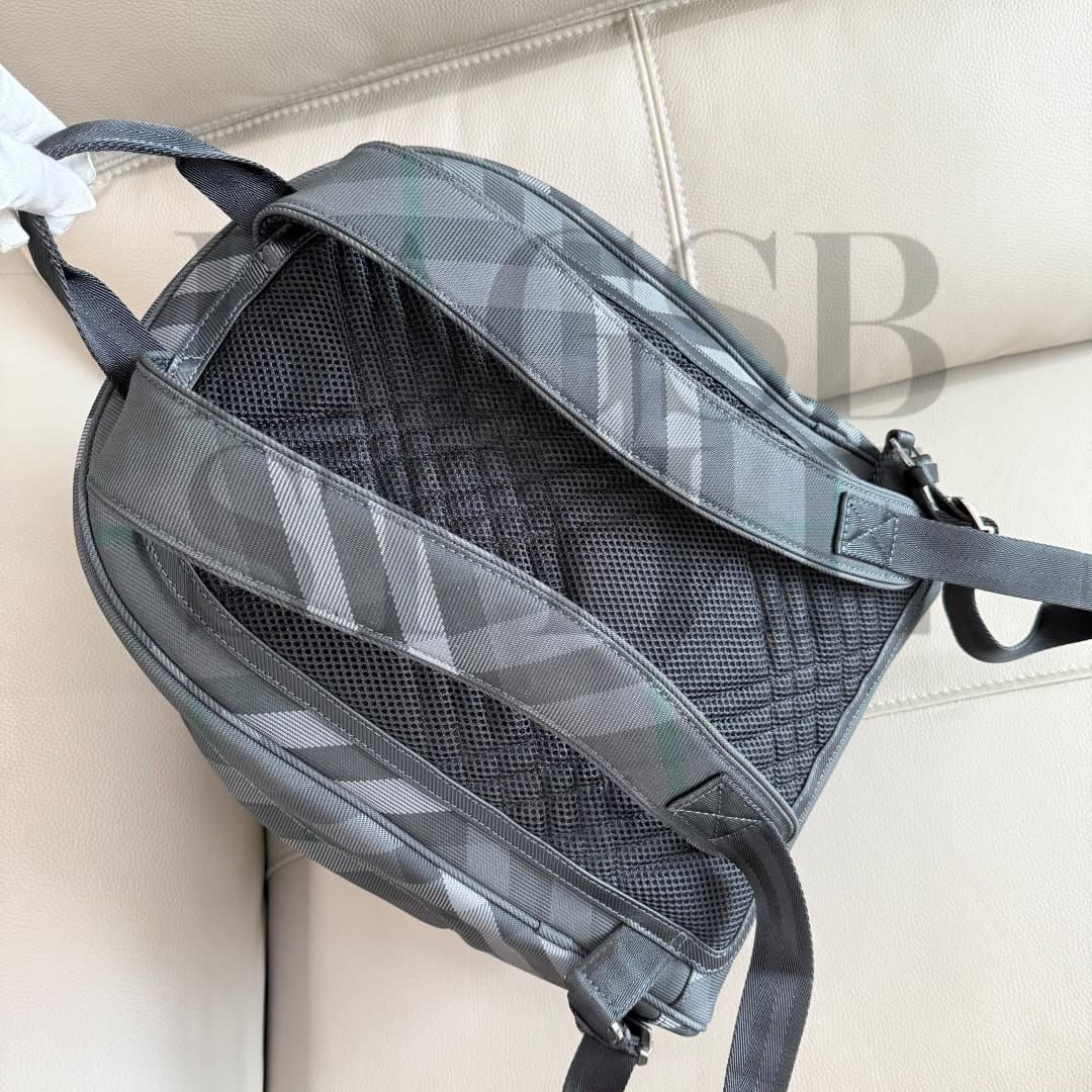 BURBERRY GRID BACKPACK 80973471 (44*30*18cm) — Bags