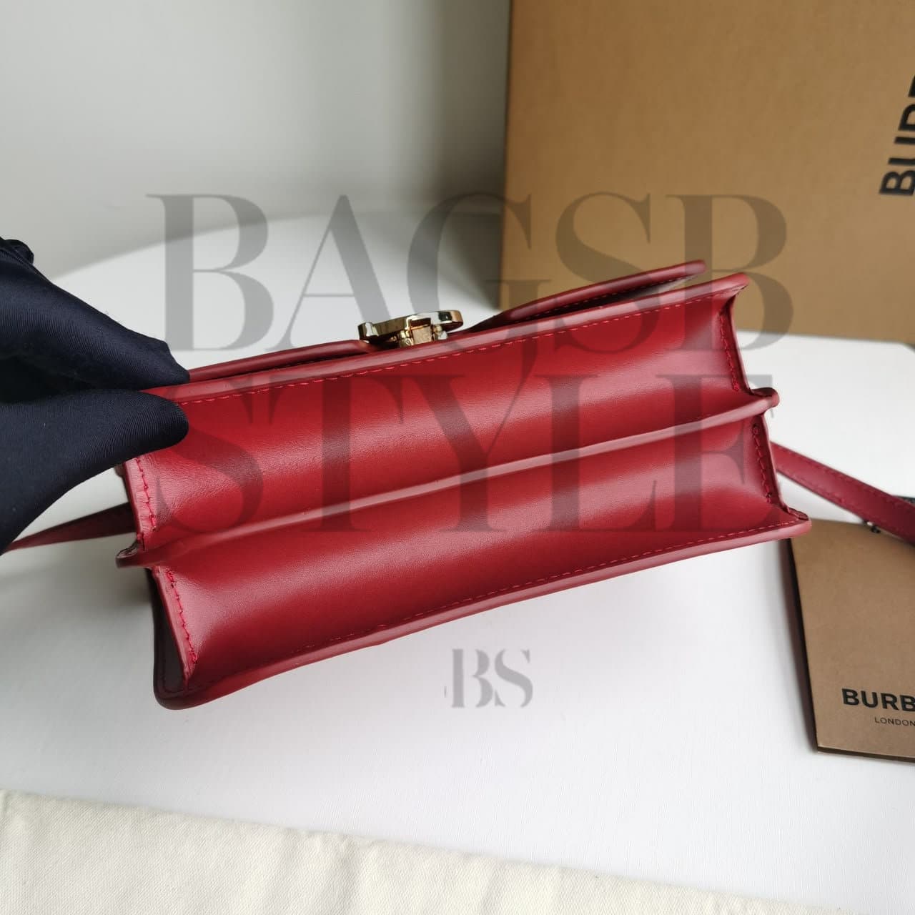 BURBERRY TB CROSSBODY BAG 80296911 (21 × 16 × 6 cm) — Bags