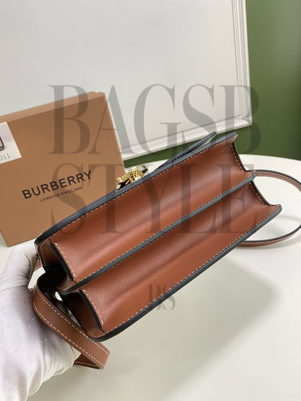 BURBERRY TB CROSSBODY BAG 80306661 (21 × 16 × 6 cm) — Bags