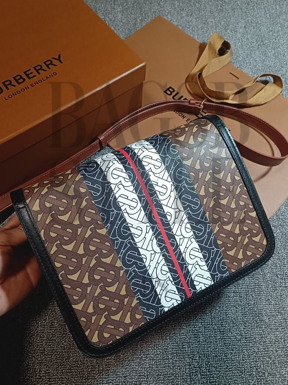 BURBERRY TB CROSSBODY BAG 80317081 (21*16*6cm) — Bags