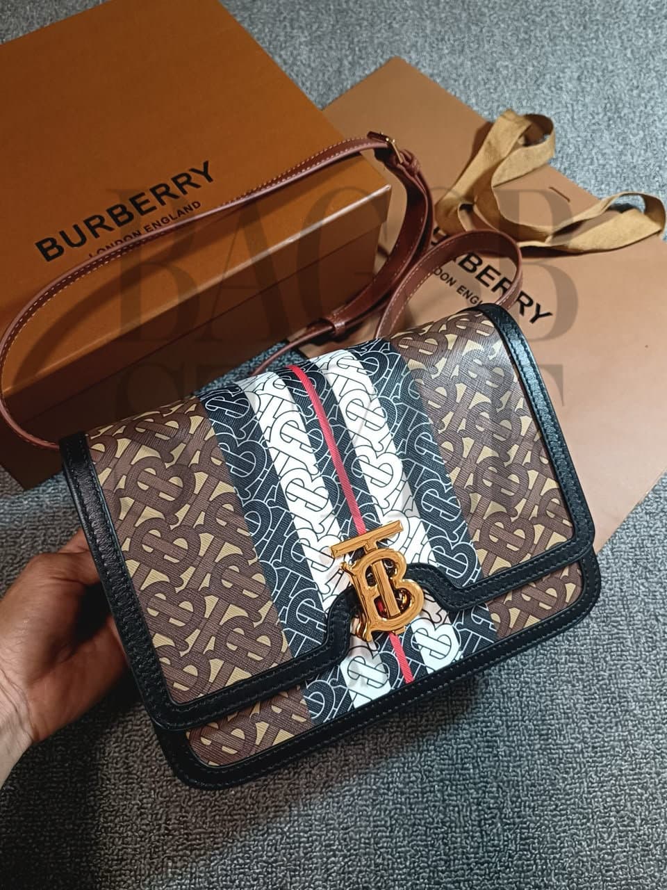 BURBERRY TB CROSSBODY BAG 80317081 (21*16*6cm) — Bags