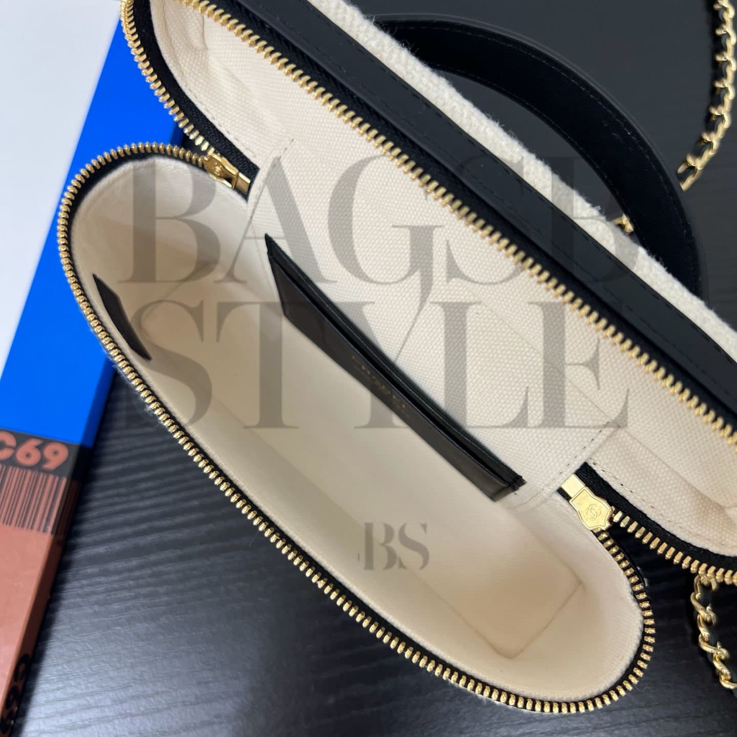 CHANEL MASTER COCO BEACH TOP HANDLE LONG VANITY CASE WITH CHAIN ECRU TWEED AND BLACK CALFSKIN GOLD HARDWARE (19*13*5cm) — Bags