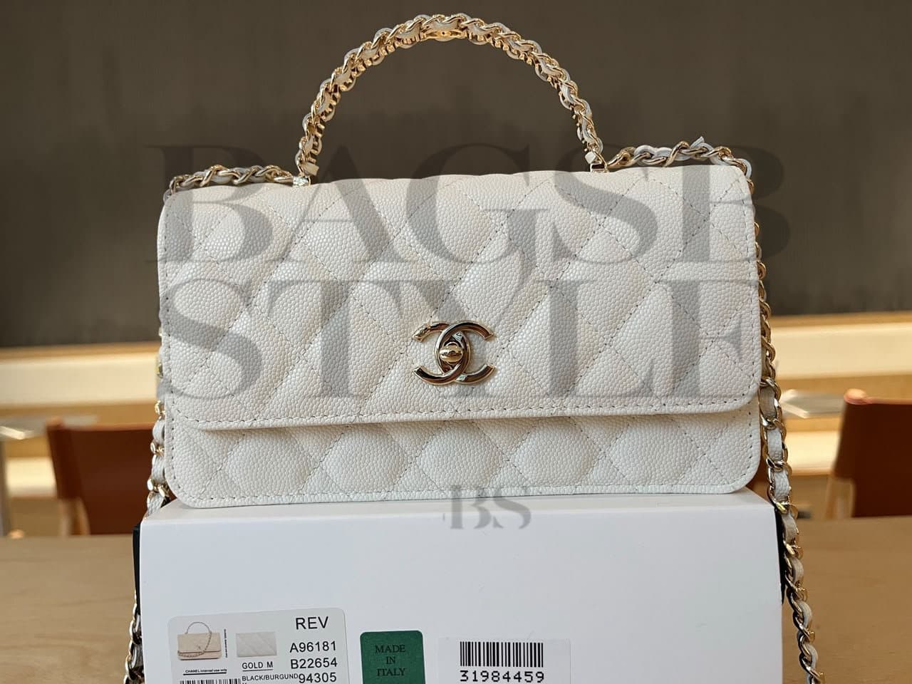 CHANEL MASTER WHITE PORTABLE FLAP BAG A96181 (19.5 × 17 × 5 cm) — Bags