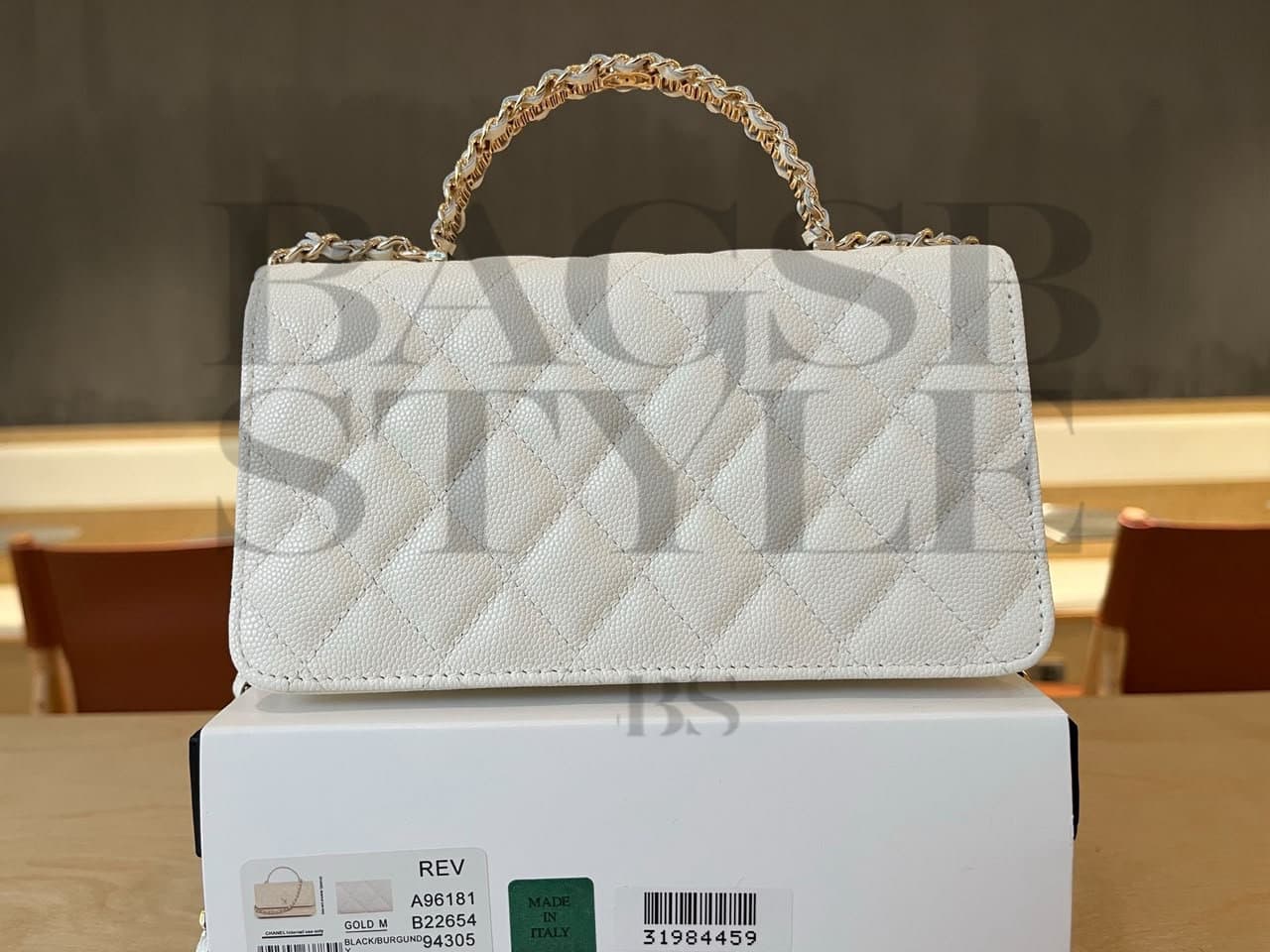 CHANEL MASTER WHITE PORTABLE FLAP BAG A96181 (19.5 × 17 × 5 cm) — Bags