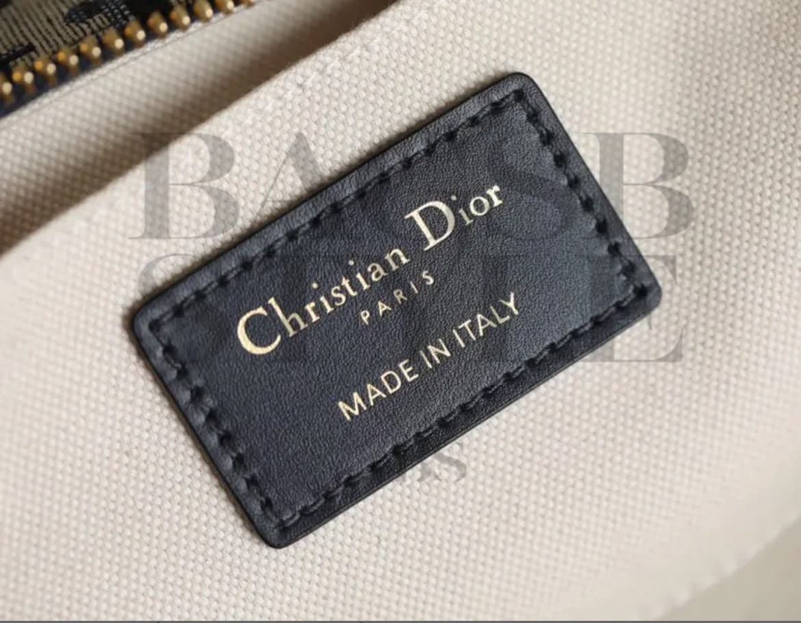 DIOR LOUNGE BAG. Size: 26 x 15x 5.5 cm — Bags