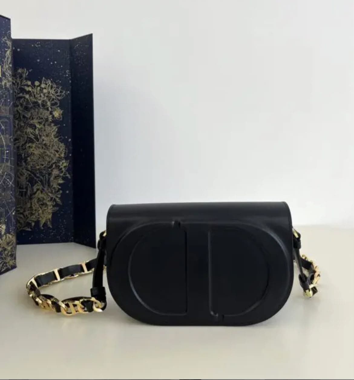 DIOR SIGNATURE. Size: 21 x 6 x 12cm — Bags