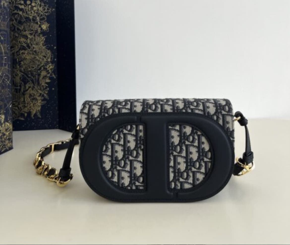 DIOR SIGNATURE. Size: 21 x 6 x 12cm — Bags