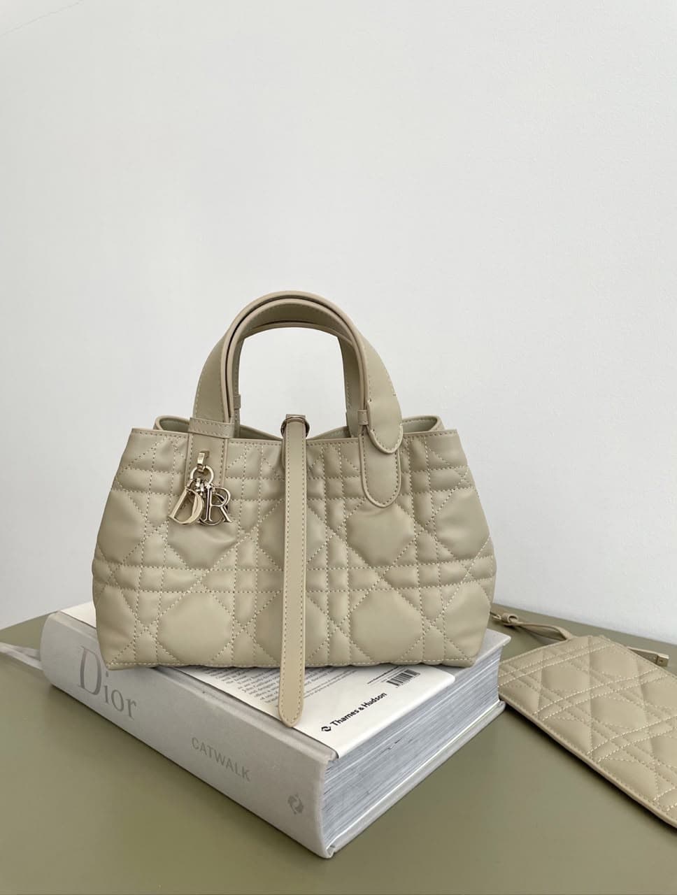 DIOR TOUJOURS BAG. Size:28.5 x 21.5 x 17 cm — Bags