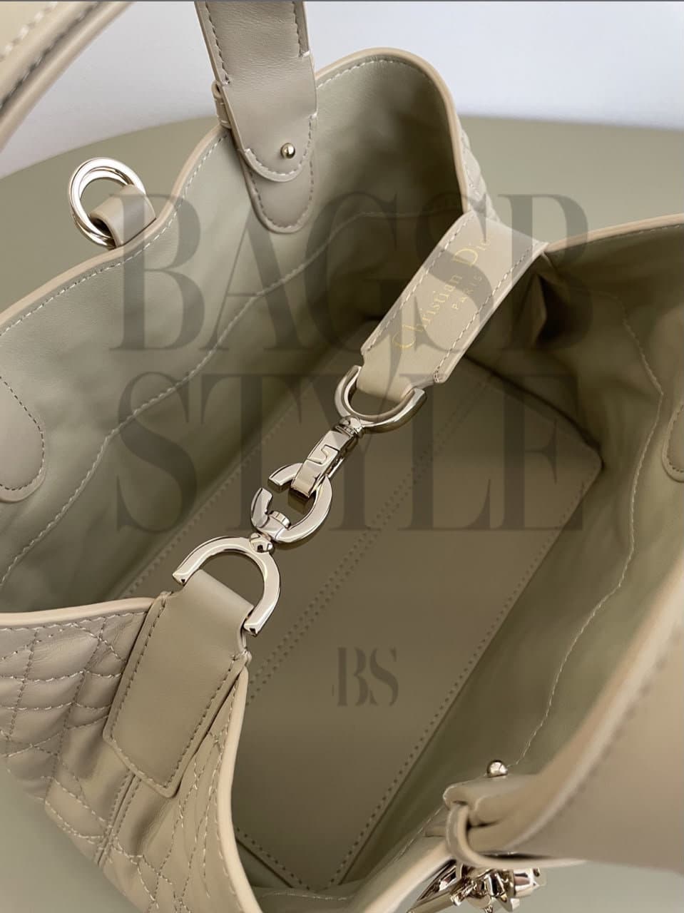 DIOR TOUJOURS BAG. Size:28.5 x 21.5 x 17 cm — Bags