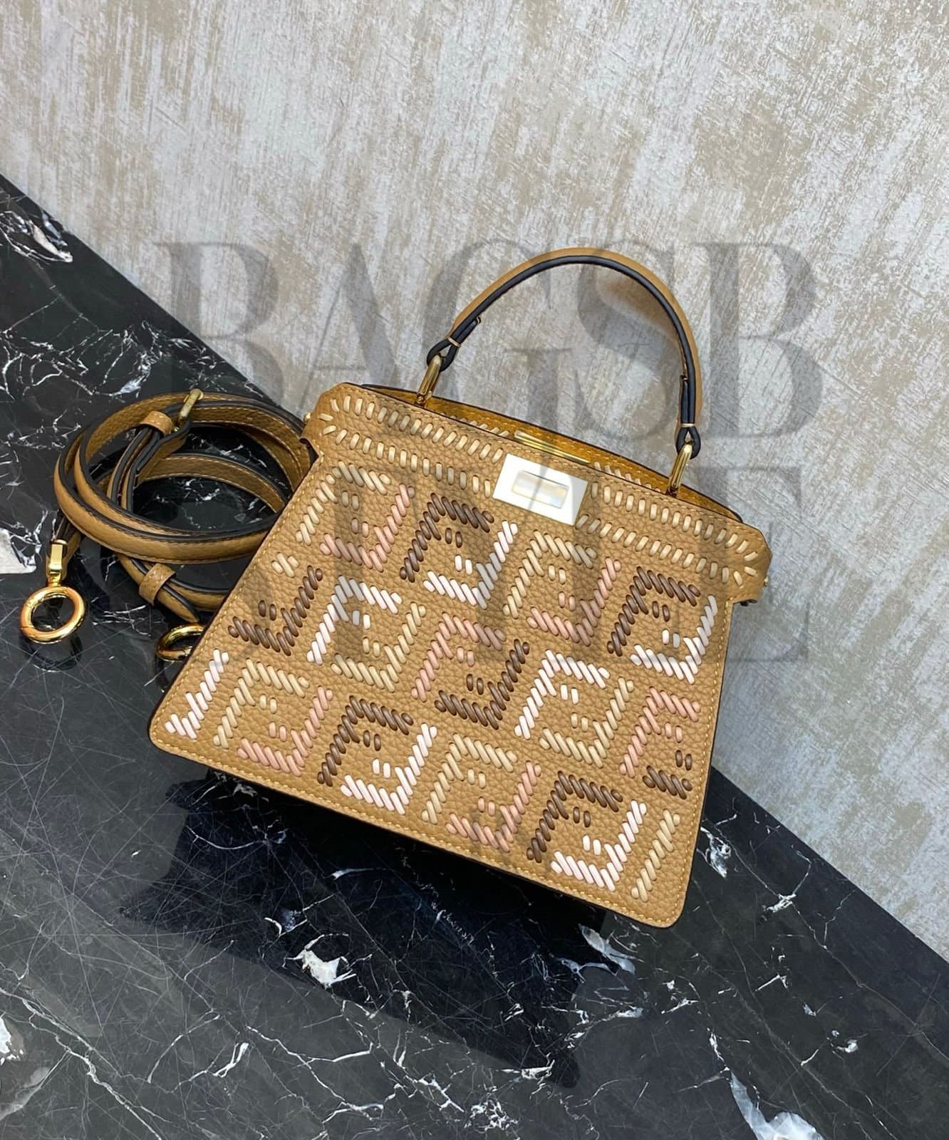 FENDI PEEKABOO ISEEU SMALL 8BN327 (27*21*11cm) — Bags