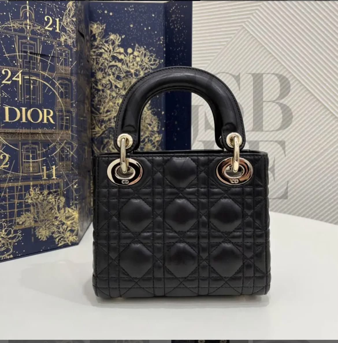 LADY DIOR MIN. Size: 17 x 15 x 7 cm — Bags