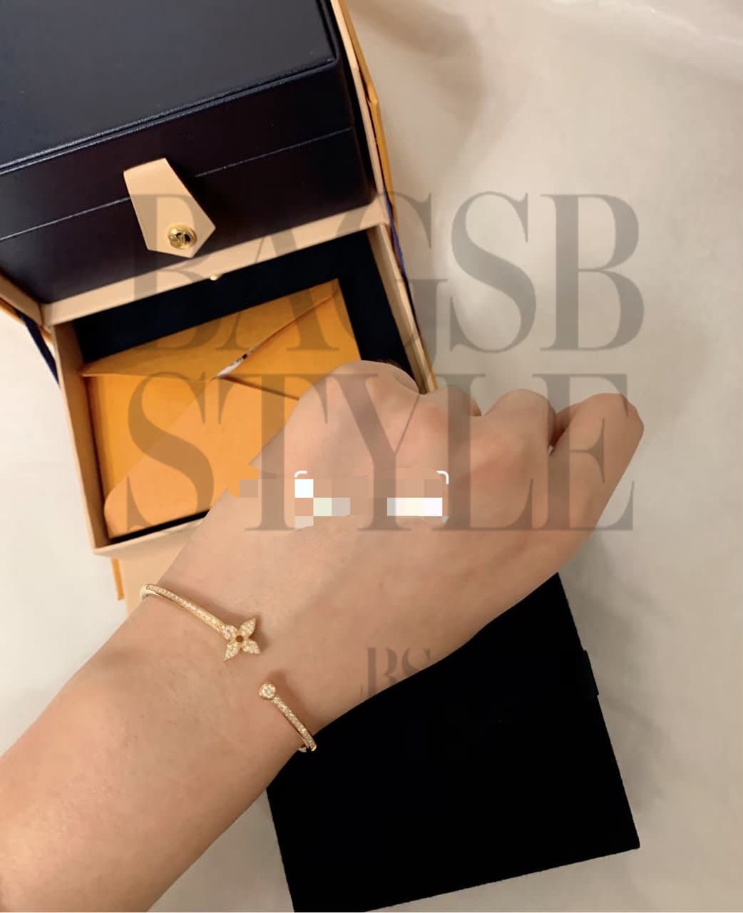LOUIS VUITTON IDYLLE BLOSSOM TWIST BRACELET Q95691 — Accessories
