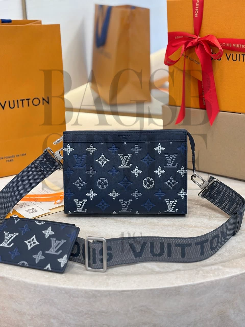 LOUIS VUITTON MASTER GASTON WEARABLE WALLET M28818 (22*14.5*4.5cm) — Bags