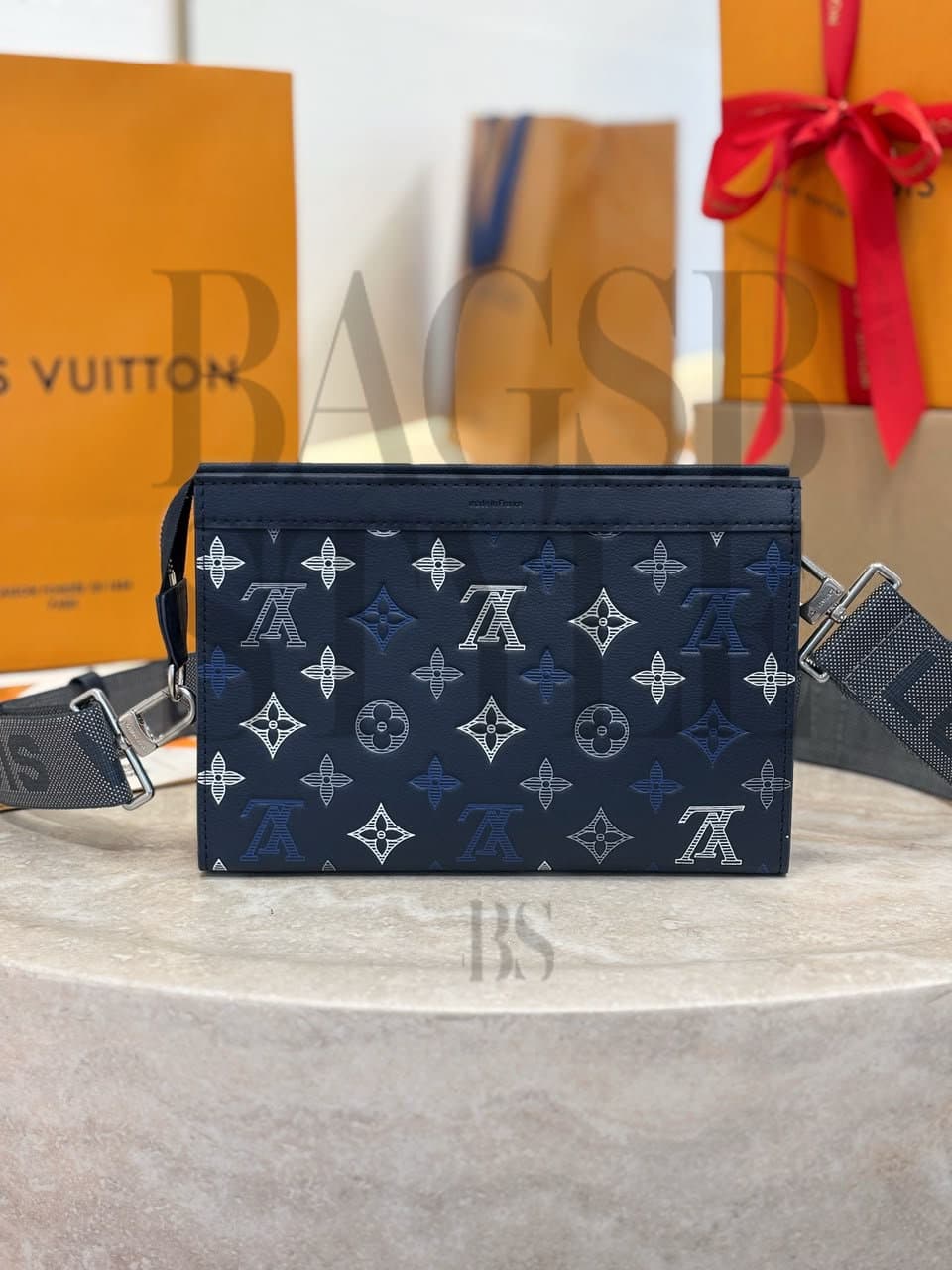 LOUIS VUITTON MASTER GASTON WEARABLE WALLET M28818 (22*14.5*4.5cm) — Bags