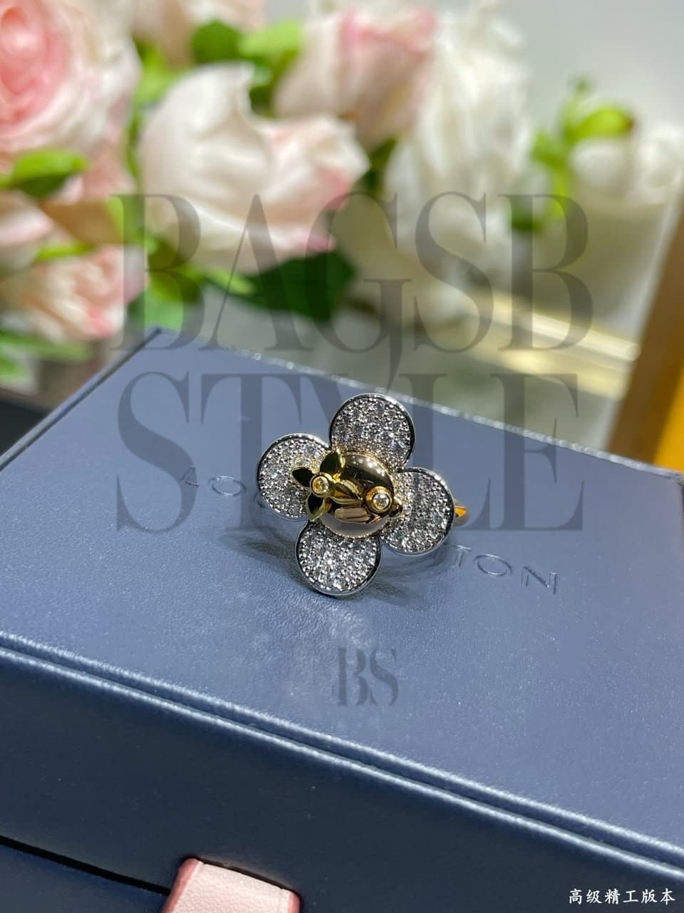 LOUIS VUITTON VIVIENNE RING, 3 GOLDS AND DIAMONDS Q0T48G — Accessories