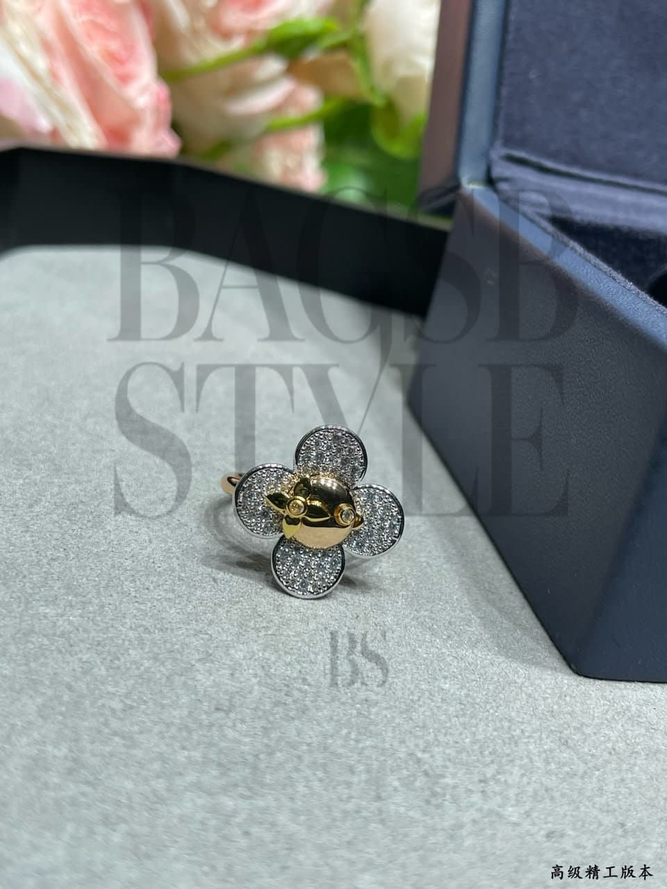 LOUIS VUITTON VIVIENNE RING, 3 GOLDS AND DIAMONDS Q0T48G — Accessories
