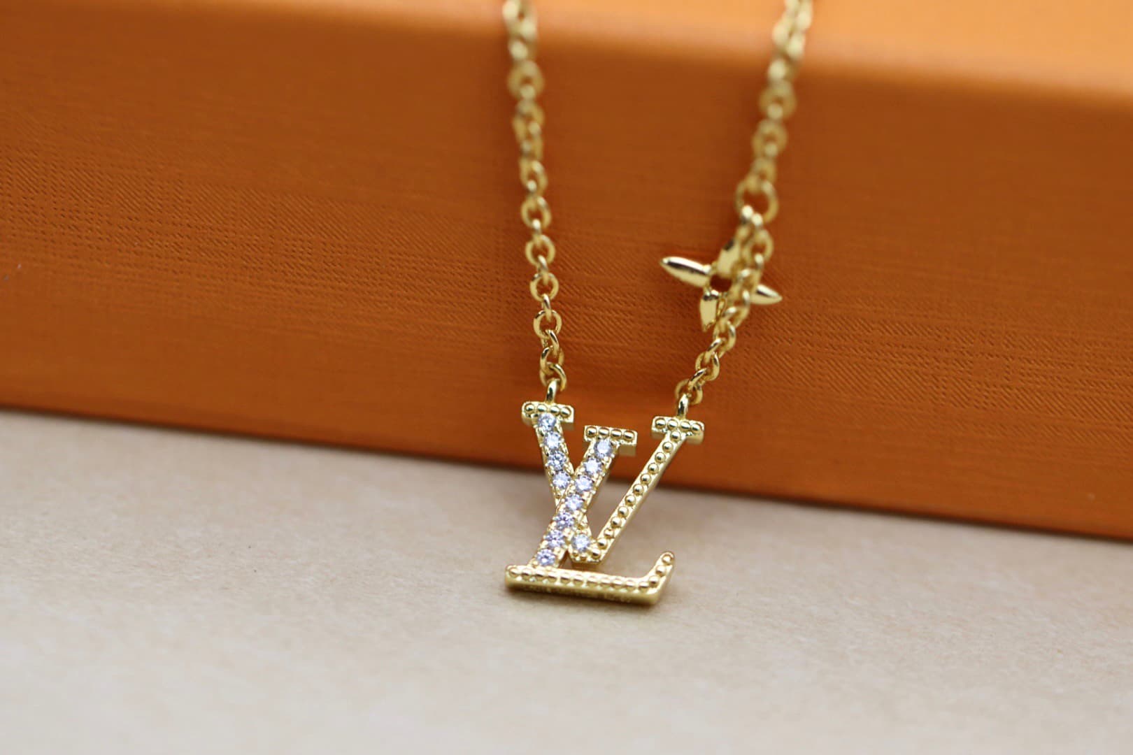 LV Floral Diamond Letter Choker Necklace – Luxury Vintage-Inspired Designer Jewelry — Accessories