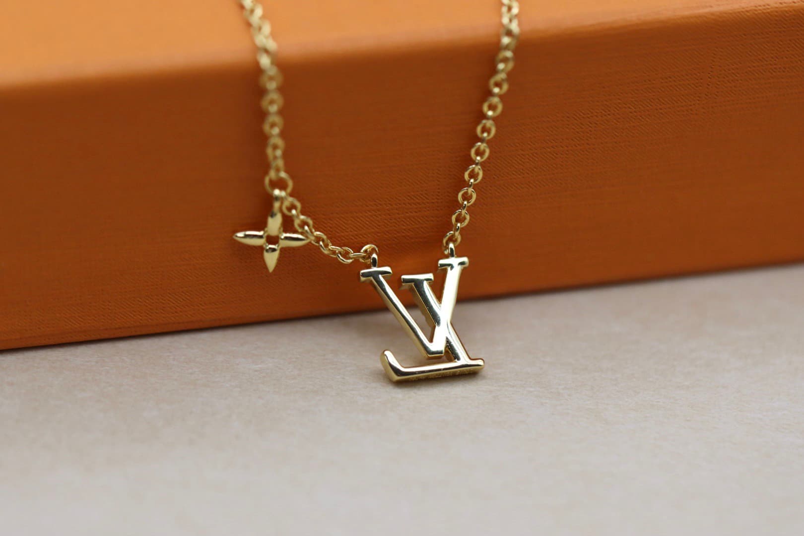 LV Floral Diamond Letter Choker Necklace – Luxury Vintage-Inspired Designer Jewelry — Accessories
