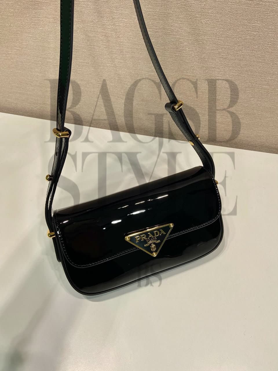 PRADA LOGO-PLAQUE LEATHER SHOULDER BAG 1BD339 (20.5*10.5*4cm) — Bags
