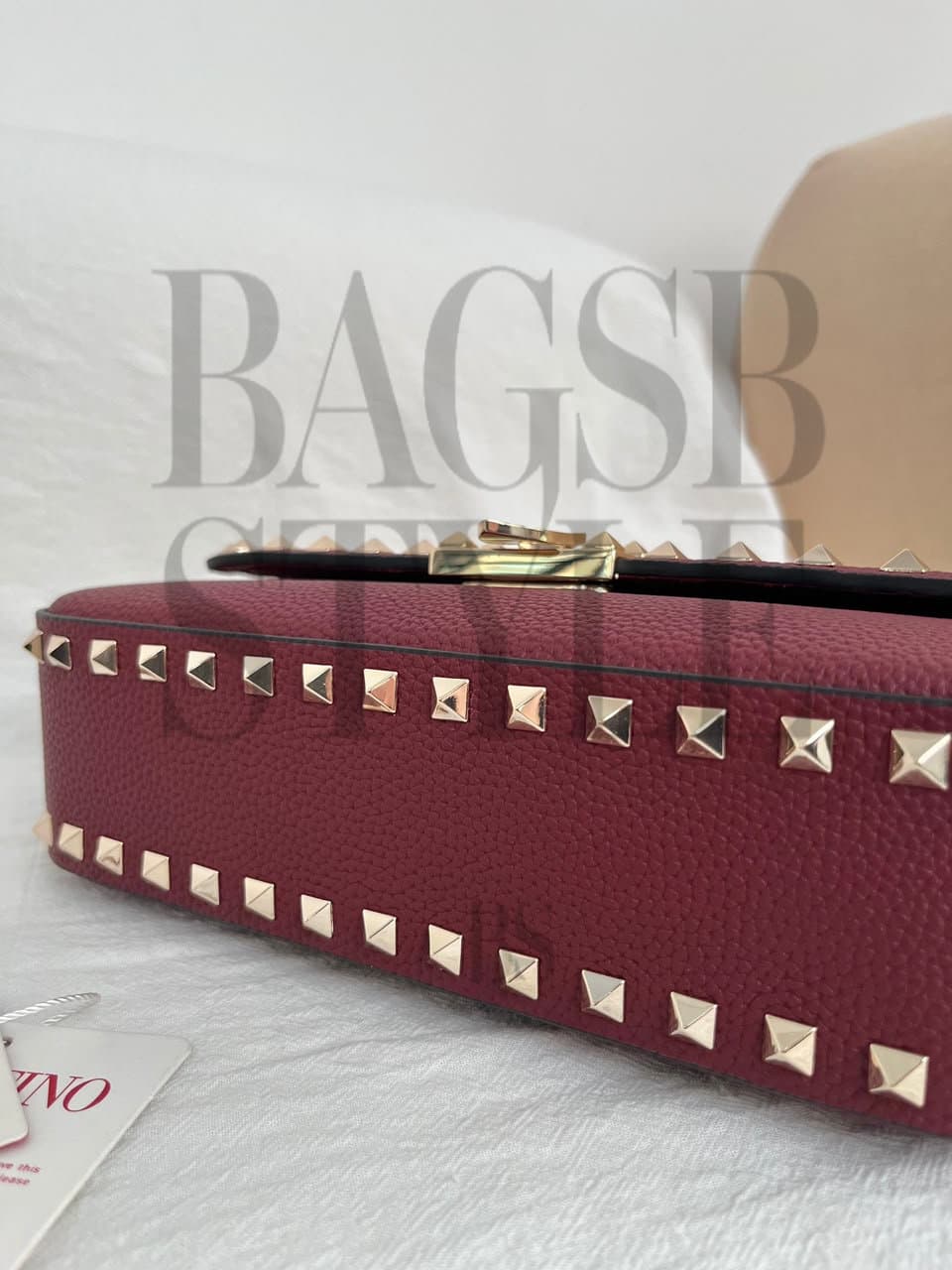 VALENTINO GARAVANI ROCKSTUD SHOULDER BAG (24*12*6cm) — Bags