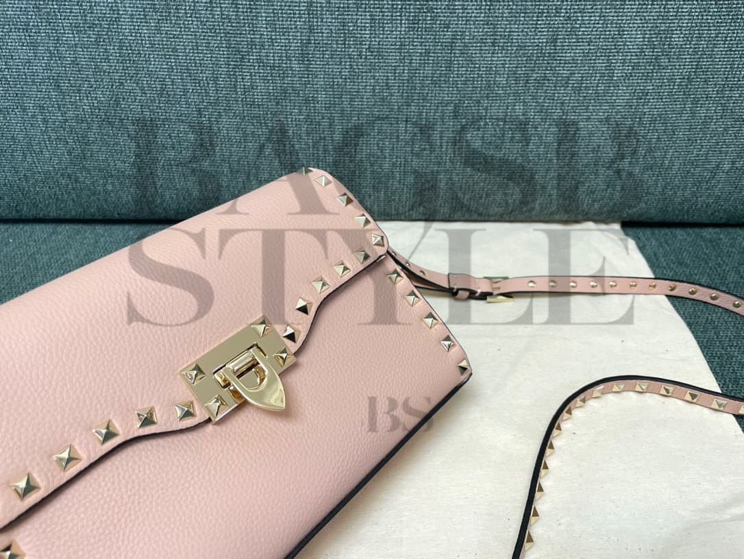 VALENTINO GARAVANI SMALL ROCKSTUD GRAINY CALFSKIN CROSSBODY BAG 7W2B0181VSF_P45 (22.5*15*6cm — Bags
