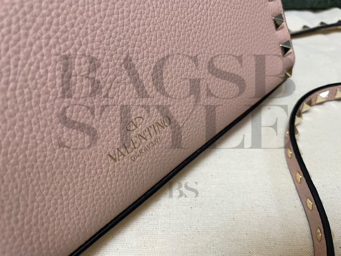 VALENTINO GARAVANI SMALL ROCKSTUD GRAINY CALFSKIN CROSSBODY BAG 7W2B0181VSF_P45 (22.5*15*6cm — Bags