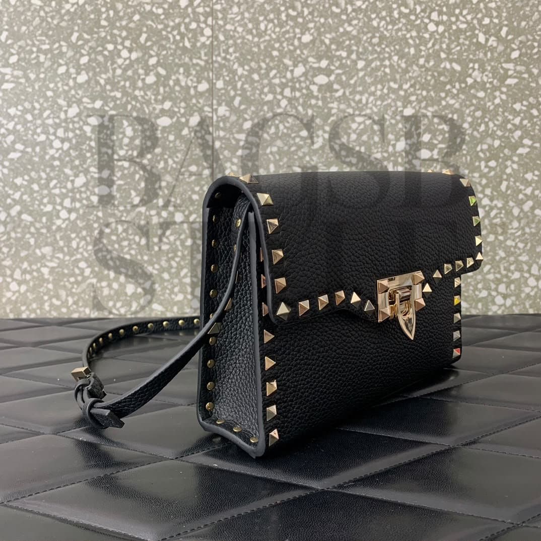 VALENTINO GARAVANI SMALL ROCKSTUD GRAINY CALFSKIN CROSSBODY BAG 7W2B0181VSF_0NO (22.5*15*6cm) — Bags