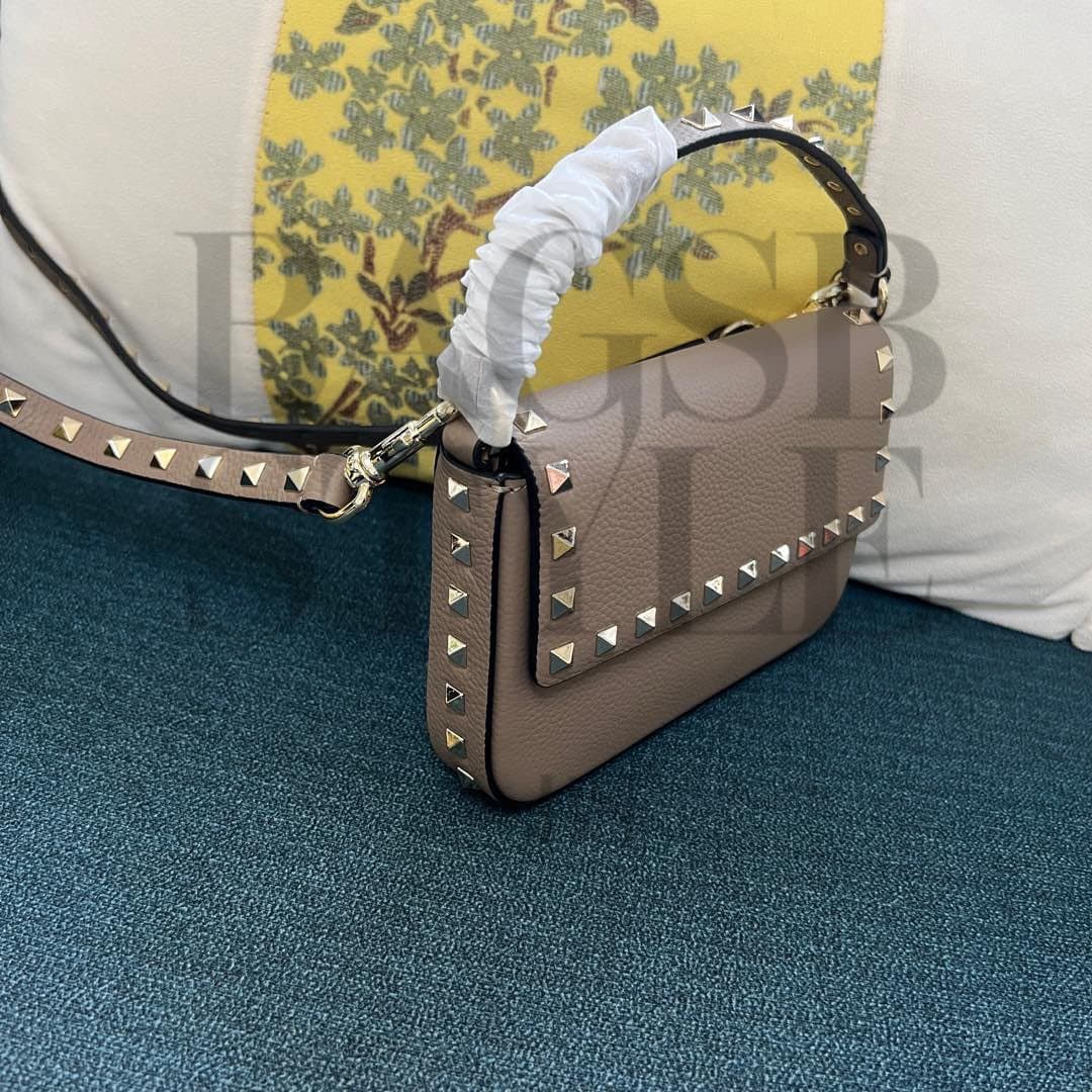 VALENTINO GRAINY CALFSKIN ROCKSTUD CROSSBODY POUCH POUDRE 1W0P0W08VSH-UWT (19*12*3cm) — Bags