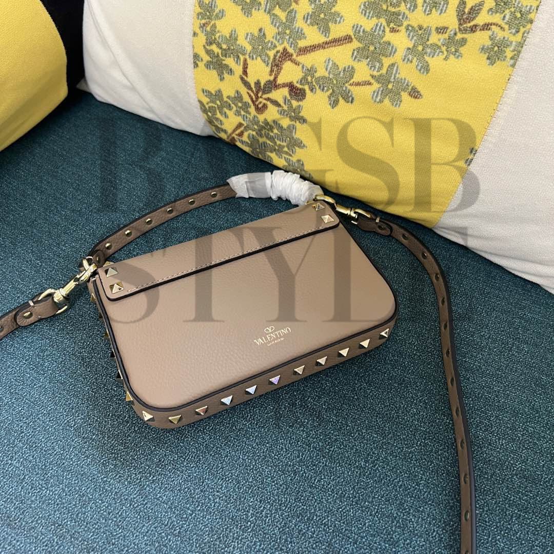 VALENTINO GRAINY CALFSKIN ROCKSTUD CROSSBODY POUCH POUDRE 1W0P0W08VSH-UWT (19*12*3cm) — Bags