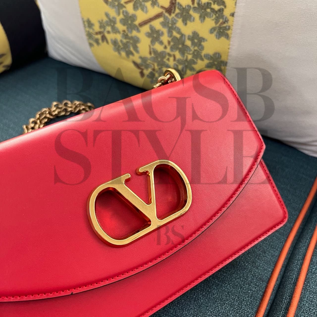 VALENTINO SMALL VALENTINO GARAVANI VAIN SHOULDER BAG IN SHINY CALFSKIN 6W0B0R17GCB_0RO (19.5*13*7cm) — Bags
