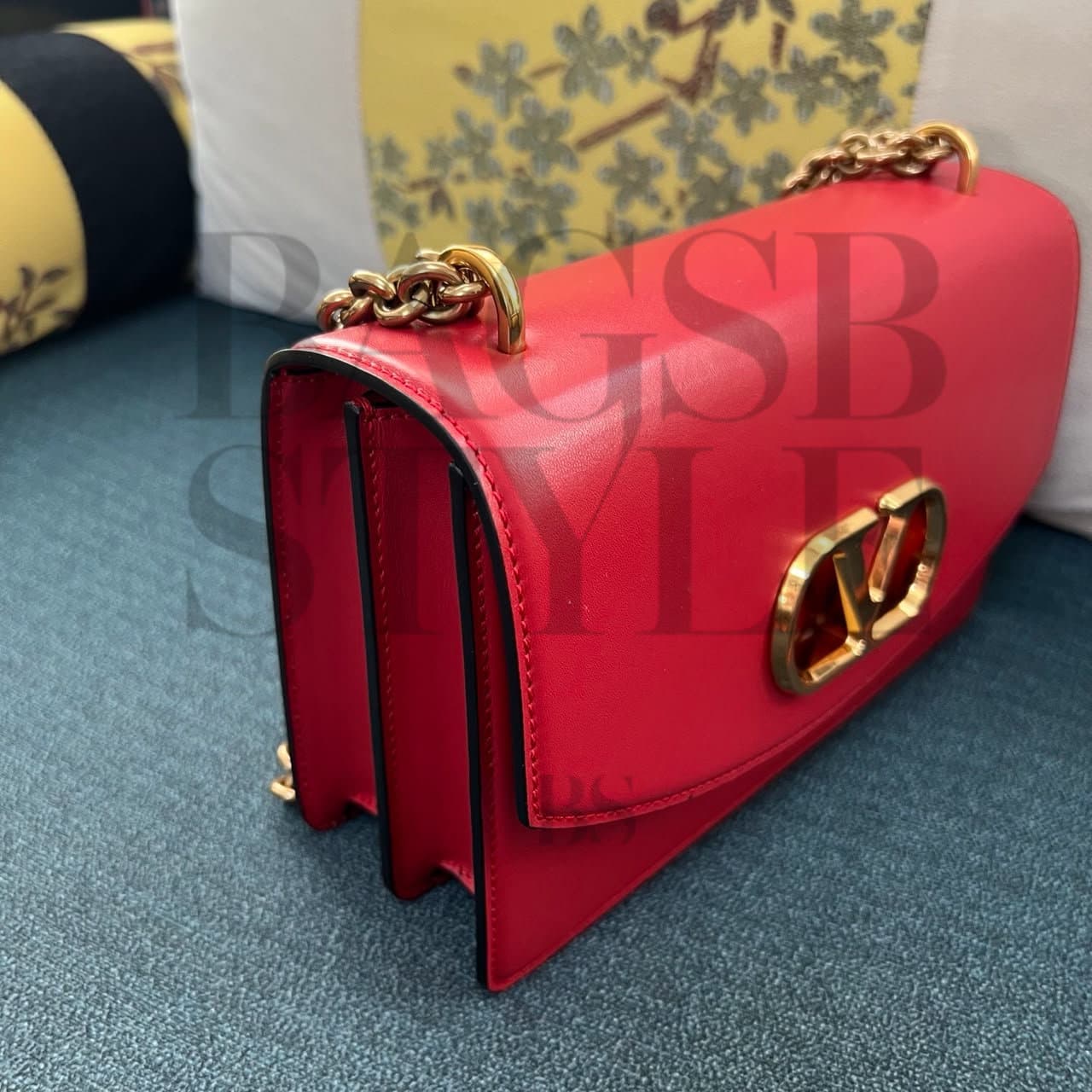 VALENTINO SMALL VALENTINO GARAVANI VAIN SHOULDER BAG IN SHINY CALFSKIN 6W0B0R17GCB_0RO (19.5*13*7cm) — Bags