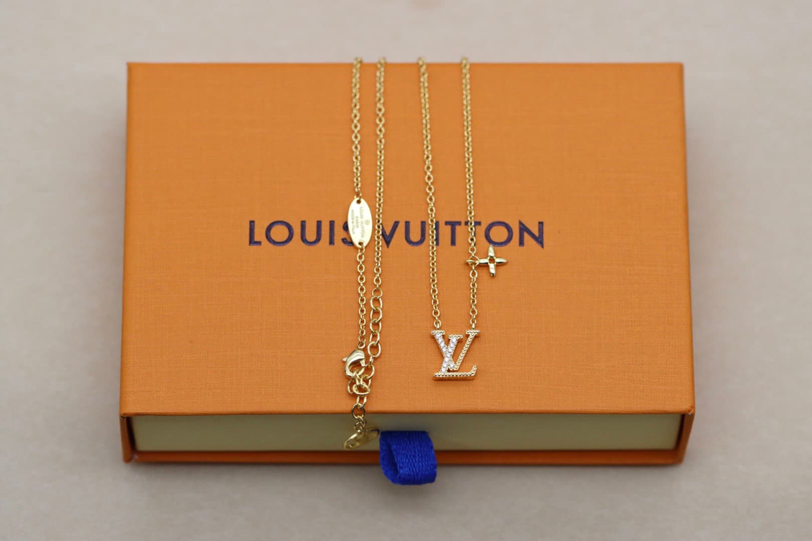 LV Floral Diamond Letter Choker Necklace – Luxury Vintage-Inspired Designer Jewelry — Accessories